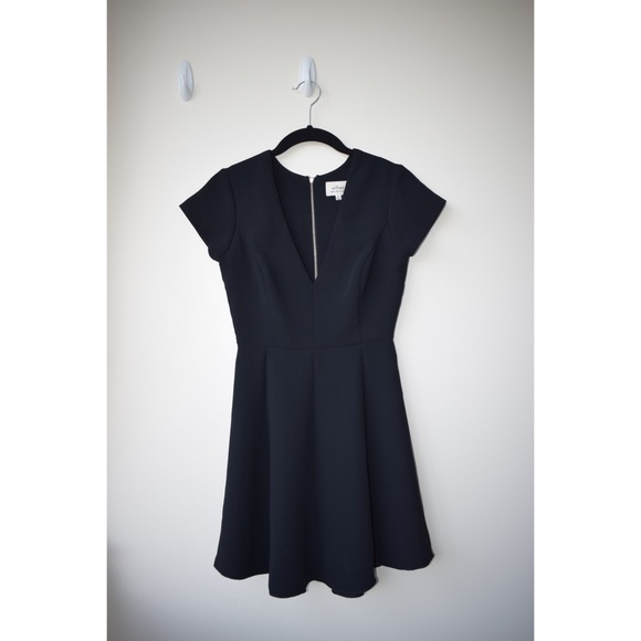 Aritzia black v-neck dress - 00 - Picture 2 of 3